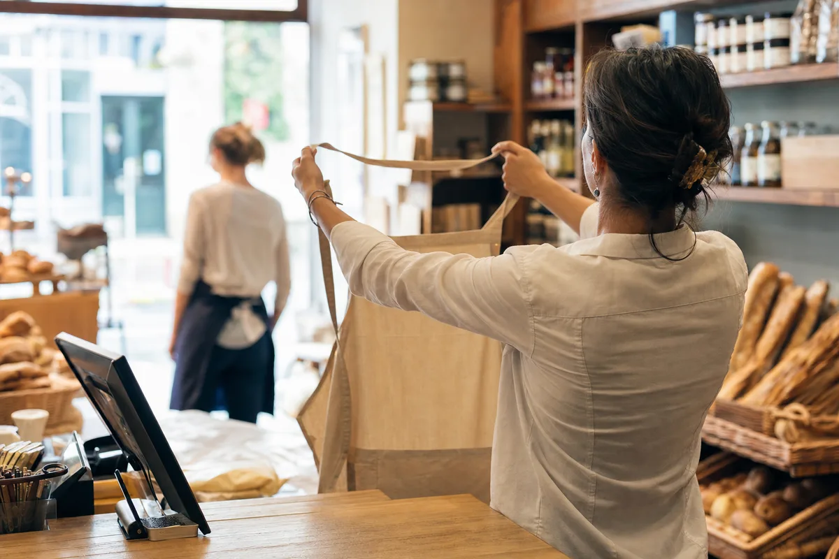 Embaucher son premier salarié : obligations du commerçant